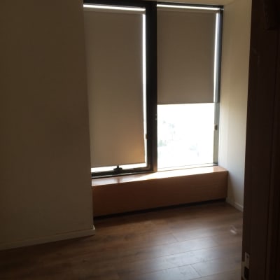 וילונות גלילה סגורים על חלון גבוה