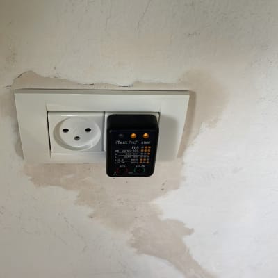 שקע חשמל עם בודק מתח מחובר