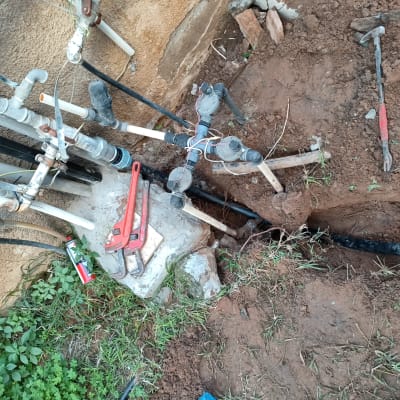 כלי עבודה וצינורות ליד חפירה באדמה