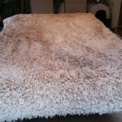 שטיח פרוותי בהיר מונח על שולחן בחוץ