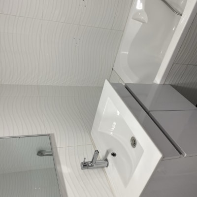 כיור לבן עם ברז בחדר אמבטיה