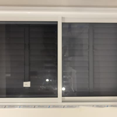 חלון אלומיניום עם תריסים סגורים