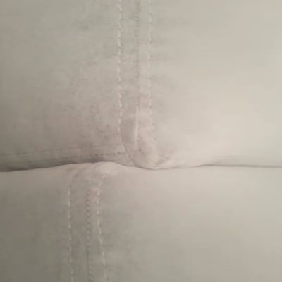 תפרים על ריפוד לבן עם מילוי רך