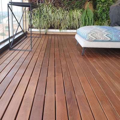 רצפת עץ עם קיר ירוק וצמחייה