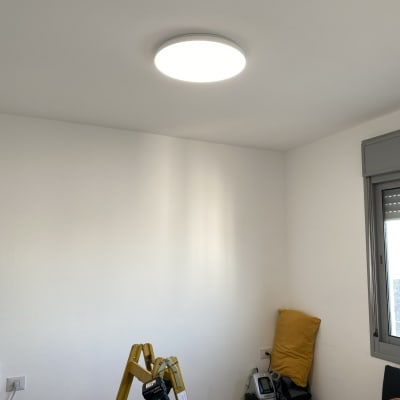 סולם צהוב, מנורה עגולה דולקת, כלי עבודה חשמליים