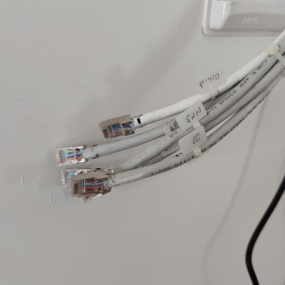 כבלים עם מחברי רשת RJ45 מחוברים לקיר