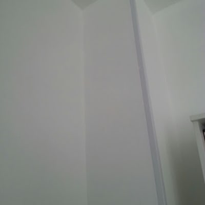 קיר צבוע בלבן עם פינה ישרה