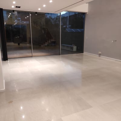 רצפה מבריקה ונקייה עם חלונות גדולים