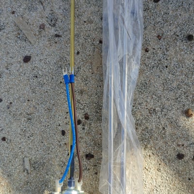 חלקי דוד שמש על רקע בטון