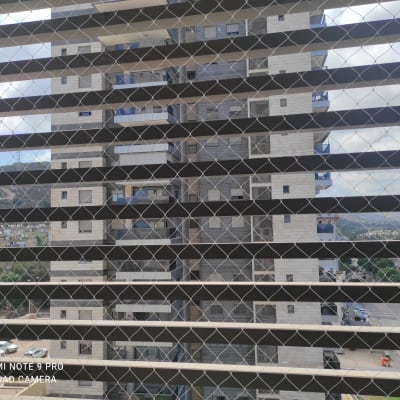 רשת הגנה נגד יונים על רקע בניין מגורים