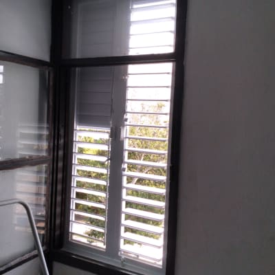 חלון עם תריסי אלומיניום פתוחים למחצה