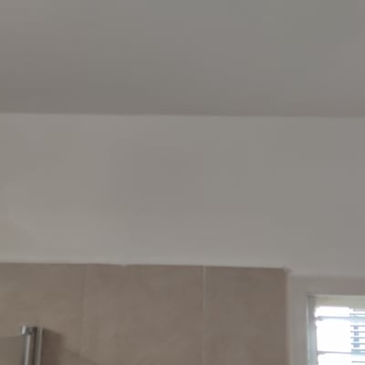 קיר צבוע בלבן עם תקרה לבנה