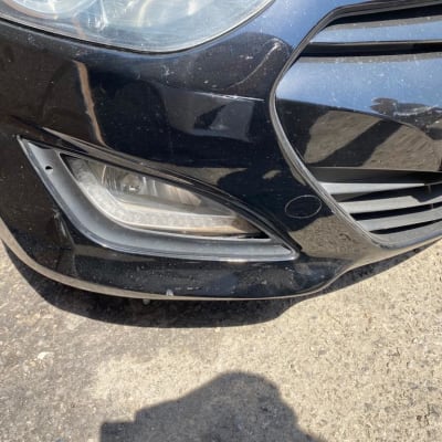 פגוש רכב שחור עם פנס קדמי ולוחית רישוי