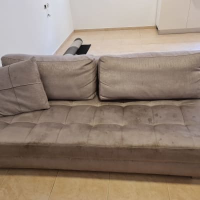 ספה עם כתמים על הריפוד