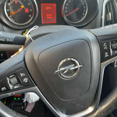 הגה רכב עם לוח מחוונים והודעת שירות כרית אוויר