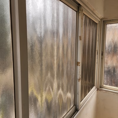 חלונות זכוכית מטושטשים עם מסגרות מתכת