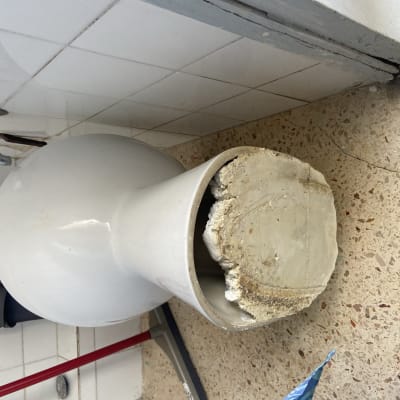 אסלה מנותקת עם צינור שבור על הרצפה