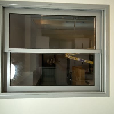 חלון אלומיניום עם מסגרת אפורה