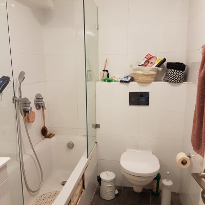 אמבטיה עם אריחים לבנים, שיפוץ חלקי בקיר