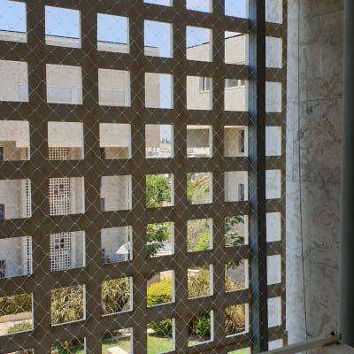 רשת מתכת על חלון למניעת כניסת יונים