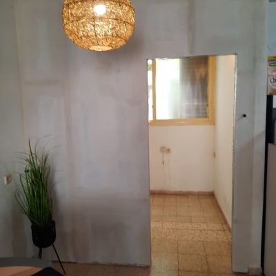 קיר גבס עם פתח דלת ללא דלת