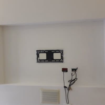 תושבת מתכת לקיר עם חוטי חשמל חשופים