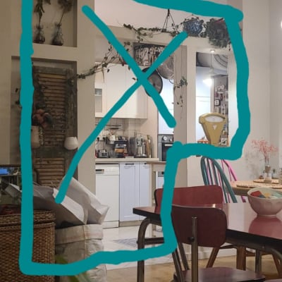 שקיות נייר וארגזים על רצפת עץ ליד שולחן