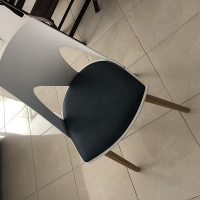 כיסא עם ריפוד מושב כהה ורגלי עץ