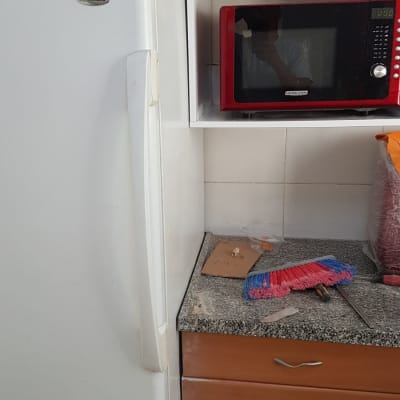 שיש מטבח עם כלים ומטאטא צבעוני