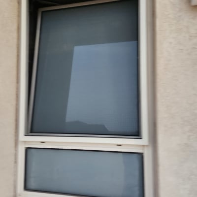 חלון אלומיניום עם מסגרת לבנה