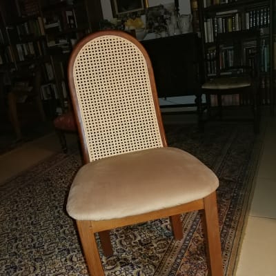 כיסא עץ עם מושב מרופד ובד קלוע