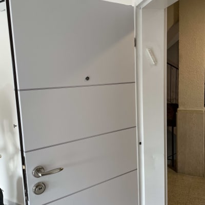 דלת אפורה עם ידית מתכת ומנעול