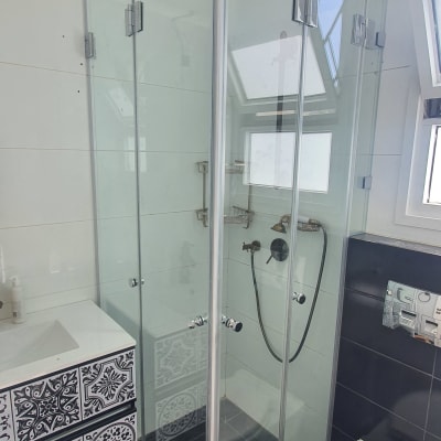 מקלחון זכוכית עם ברז ומדף מתכת