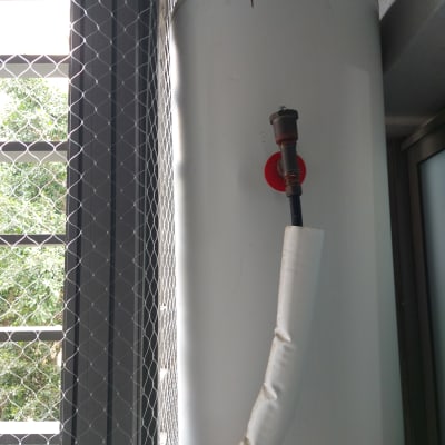 דוד שמש עם רשת למניעת יונים