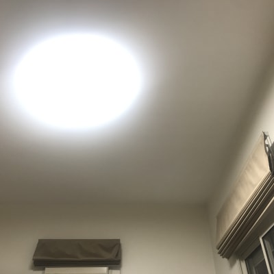 תאורה עגולה בתקרה מוארת