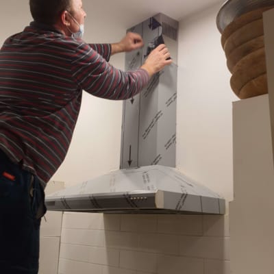 חשמלאי מתקין קולט אדים במטבח