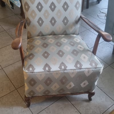 כיסא מרופד בדוגמת יהלומים חומים