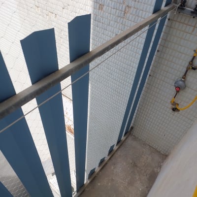 רשת מתכת ומחסום למניעת כניסת יונים