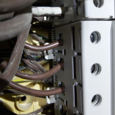 חוטי חשמל מחוברים ללוח חשמל אפור