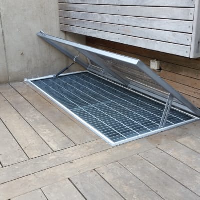 מסגרת מתכת פתוחה על רצפת עץ