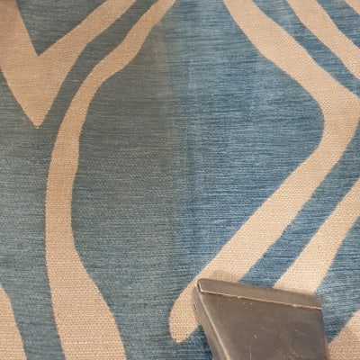 ניקוי ספה עם שואב אבק על בד כחול