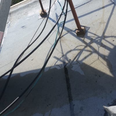 גג עם איטום זפת וסימני נזילה