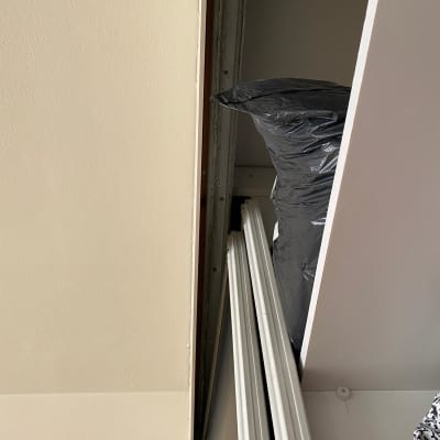 מסגרת מתכתית של דלת הזזה בארון קיר