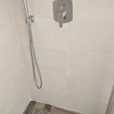 ראש מקלחת, ברז וכיסוי ניקוז במקלחת משופצת