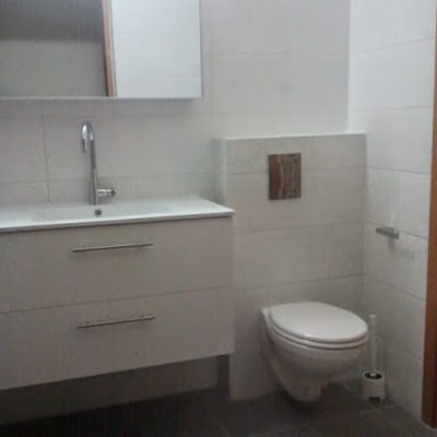 חדר אמבטיה משופץ עם כיור ואסלה מותקנים