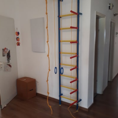 סולם טיפוס צבעוני עם חבלים על קיר