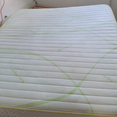 מזרן עם צינור ניקוי על הרצפה