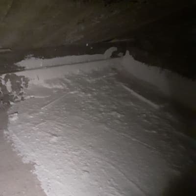 משטח אטום בחומר לבן על רצפה וקירות