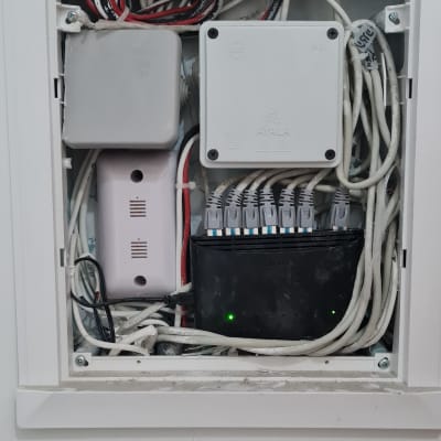 ארון תקשורת עם כבלים ומתגים מחוברים