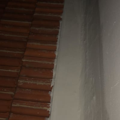 גג רעפים עם איטום לבן לאורך הקצה